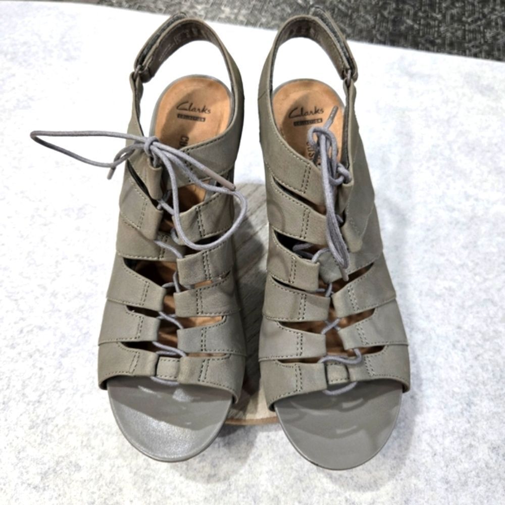 🐢 Clarks Banoy Waneta Lace up Heel Dress Sandal Size 9 Sage Nubuck - Picture 2 of 14
